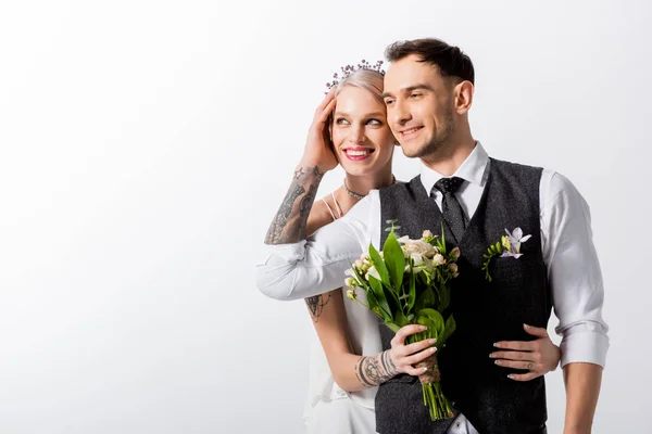 Heureux belle mariée tatouée et beau marié câlin isolé sur blanc — Photo de stock