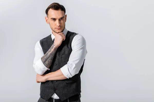 Pensativo guapo tatuado elegante novio aislado en gris - foto de stock