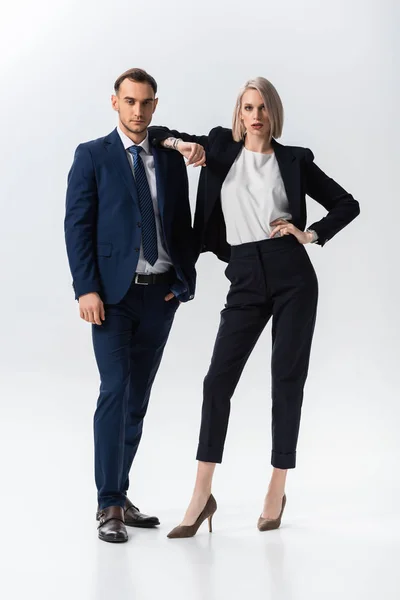 Erfolgreiche junge tätowierte Geschäftsfrau und Geschäftsfrau posiert isoliert auf weiß — Stockfoto