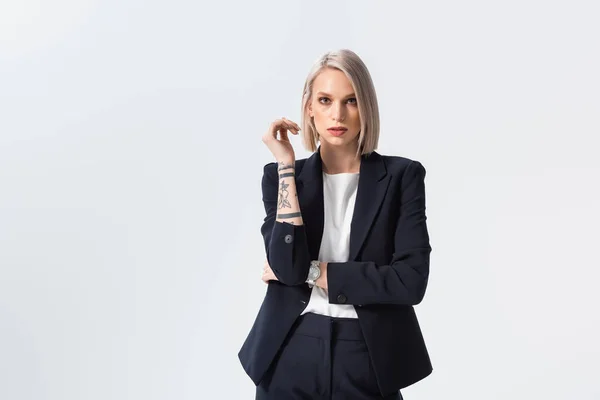 Erfolgreiche junge tätowierte Geschäftsfrau isoliert auf weiß — Stockfoto