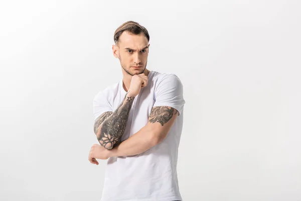 Sérieux beau jeune tatoué homme regardant loin isolé sur blanc — Photo de stock