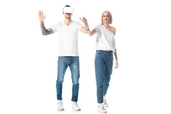 Giovane uomo tatuato in auricolare vr vicino sorridente fidanzata isolato su bianco — Foto stock