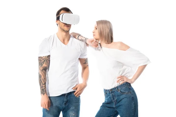 Jovem tatuado homem no vr fone de ouvido perto namorada isolado no branco — Fotografia de Stock