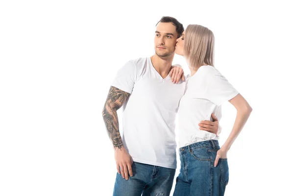 Jeune femme tatouée embrasser petit ami isolé sur blanc — Photo de stock