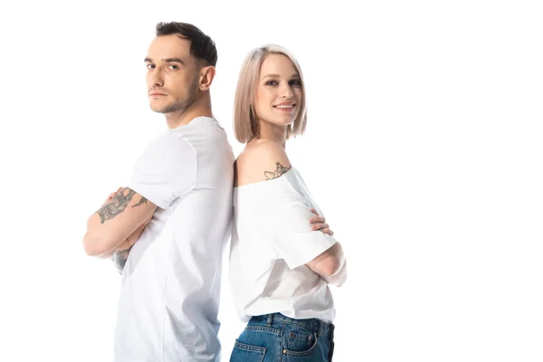 Jeune couple tatoué debout dos à dos isolé sur blanc — Photo de stock