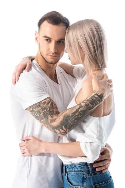 Sexy jovem tatuado casal abraço isolado no branco — Fotografia de Stock