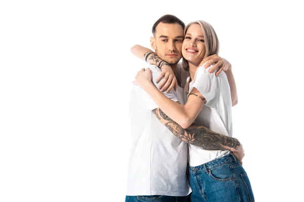 Feliz jovem tatuado casal abraço isolado no branco — Fotografia de Stock