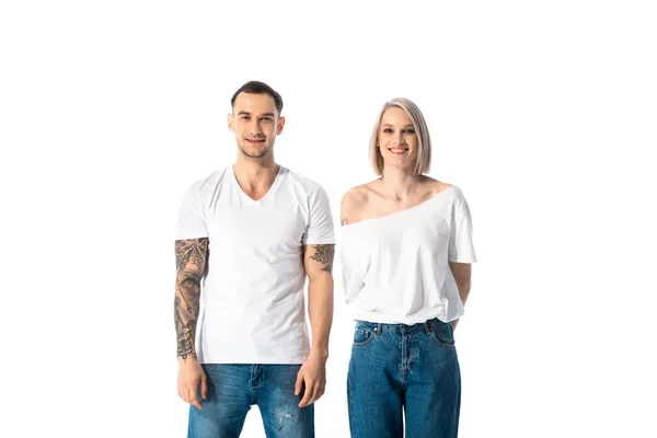 Heureux jeune couple tatoué isolé sur blanc — Photo de stock