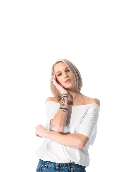 Красивая молодая татуированная девушка позирует изолированно на белом — стоковое фото
