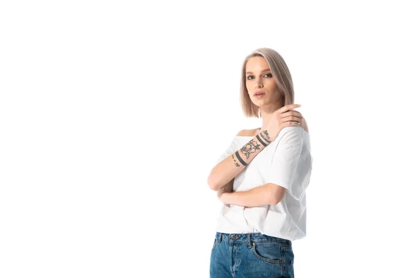 Hermosa joven tatuado chica posando aislado en blanco - foto de stock