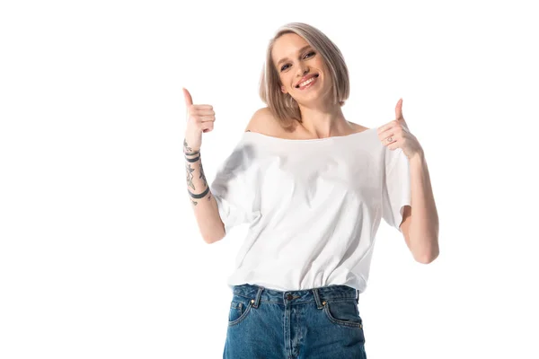 Feliz jovem tatuado menina mostrando polegares para cima isolado no branco — Fotografia de Stock