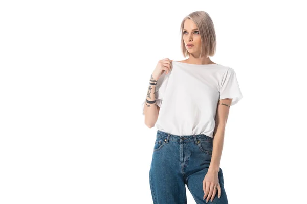 Jeune fille tatouée regardant loin isolé sur blanc — Photo de stock