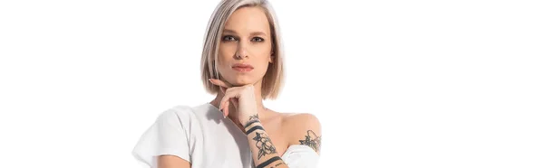 Giovane ragazza tatuata posa con mano vicino al viso isolato su bianco, colpo panoramico — Foto stock