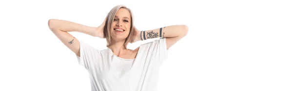 Heureuse jeune fille tatouée avec les mains sur la tête isolé sur blanc, panoramique coup — Photo de stock