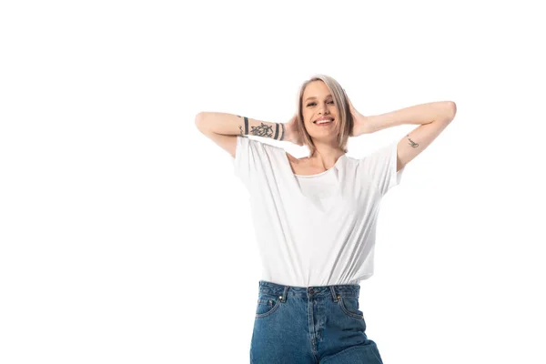 Feliz joven tatuado chica con las manos en la cabeza aislado en blanco - foto de stock