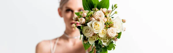 Messa a fuoco selettiva di bella sposa tatuata e bouquet floreale su bianco, colpo panoramico — Foto stock