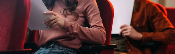 Plano panorámico de actor y actriz leyendo guiones en el teatro - foto de stock