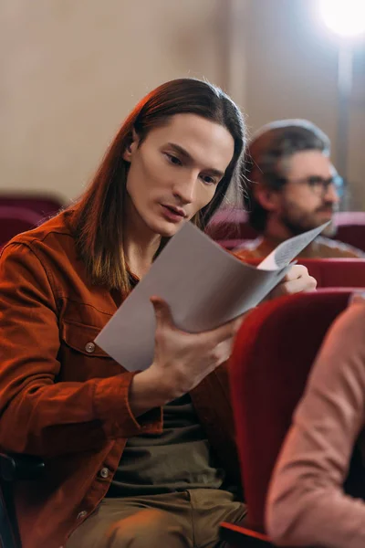 Junge emotionale Schauspieler lesen Drehbuch im Theater — Stockfoto