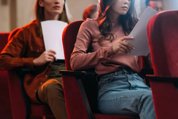 Vista recortada de actores y actriz leyendo guiones en el teatro - foto de stock