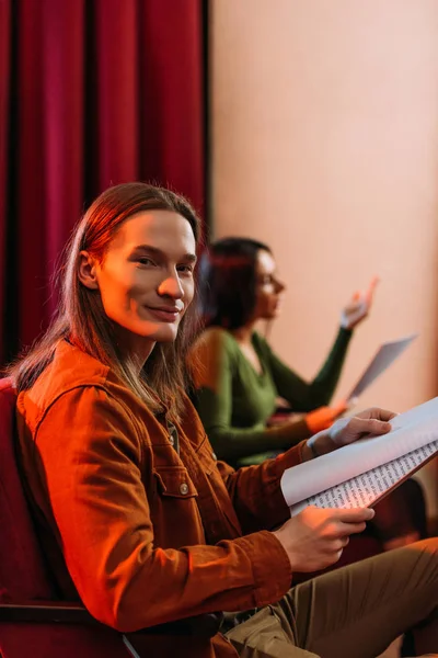 Selektiver Fokus junger Schauspieler und Schauspielerinnen beim Lesen von Drehbüchern im Theater — Stockfoto