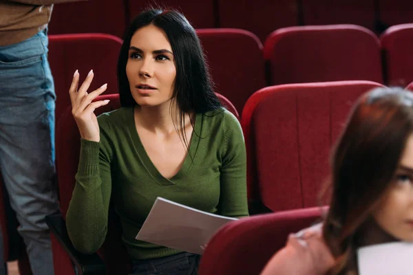 Jóvenes actrices emocionales leyendo guion en el teatro - foto de stock