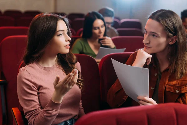 Jóvenes actores y actrices leyendo guiones en el teatro - foto de stock