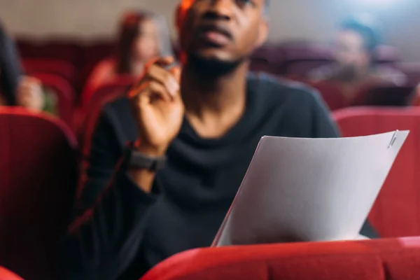 Foyer sélectif de jeunes acteurs et actrices multiculturelles lisant des scénarios dans le théâtre — Photo de stock