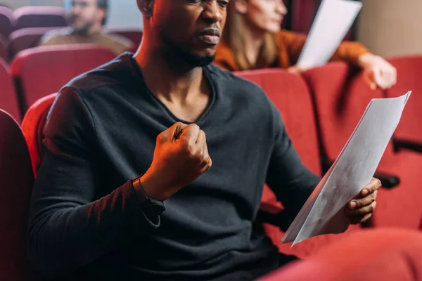 Actor enojado multicultural y actrices leyendo guiones en el teatro - foto de stock
