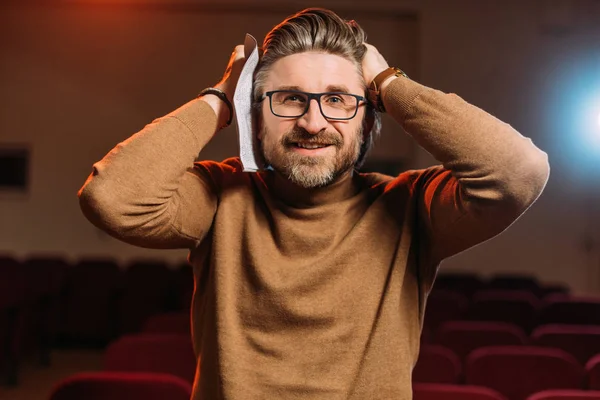 Красивый эмоциональный режиссер со сценарием на репетиции в театре — Stock Photo
