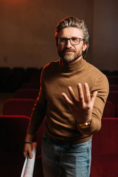 Emotionaler Regisseur mit szenischer Gestik bei Theaterprobe — Stockfoto
