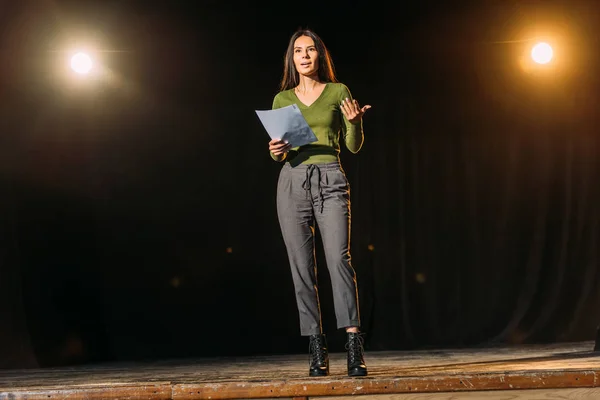 Attraktive junge Schauspielerin liest Szenario auf der Bühne im Theater — Stockfoto