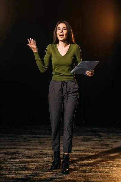 Actrice émotionnelle jouant le rôle avec scénario sur scène dans le théâtre — Photo de stock