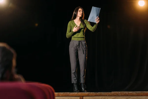 Enfoque selectivo del director de teatro y actriz atractiva lectura de guiones en el escenario - foto de stock