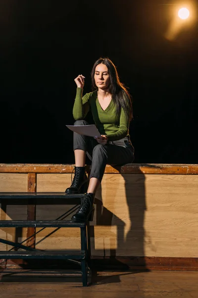 Bela jovem atriz lendo cenário no palco no teatro — Fotografia de Stock