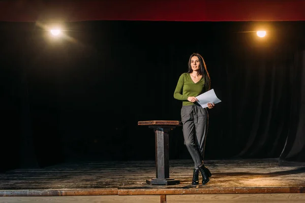 Schöne Schauspielerin, die Rolle auf der Bühne im Theater spielt — Stockfoto