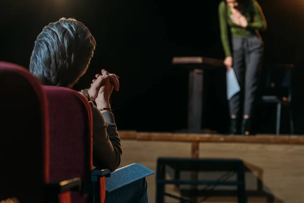 Selective focus of theater director applauding to professional actress on stage — Stock Photo