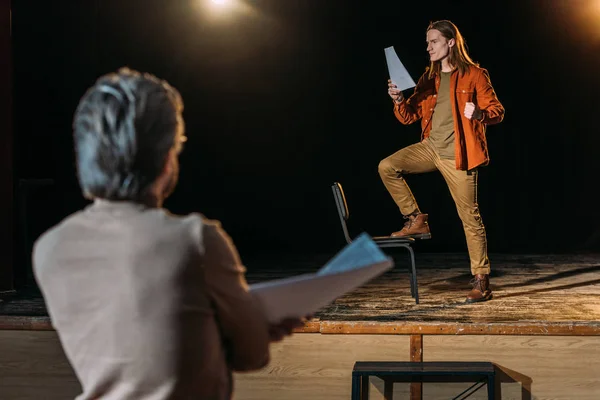 Foyer sélectif de beau jeune acteur sur le casting avec metteur en scène de théâtre — Photo de stock