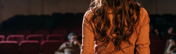 Panoramic shot of stage director and actress in theater — Stock Photo