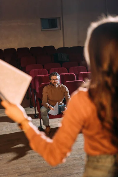 Selektiver Fokus der Regisseurin und Schauspielerin mit Drehbuch im Theater — Stockfoto