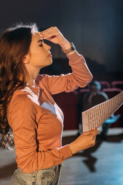 Foco seletivo do diretor de palco e atriz desempenhando papel no teatro — Fotografia de Stock