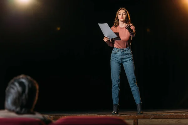 Enfoque selectivo del director de escena y la actriz que realiza el papel en el teatro - foto de stock