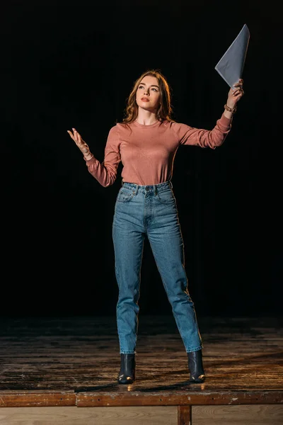 Schöne junge Schauspielerin, die Rolle auf der Bühne im Theater spielt — Stockfoto