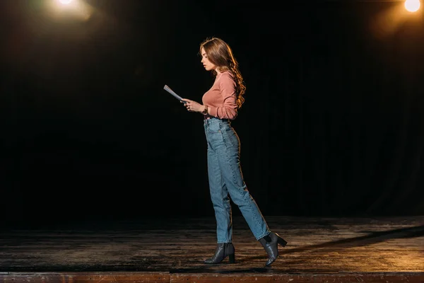 Bella attrice che interpreta il ruolo sul palco in teatro — Foto stock