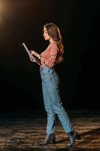 Attrayant jeune actrice scénario de lecture sur scène dans le théâtre — Photo de stock