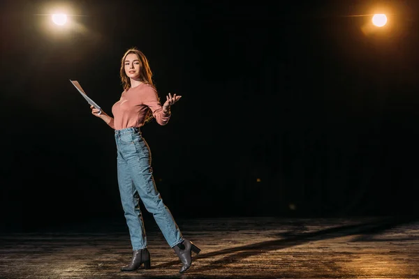 Attraente giovane attrice che interpreta il ruolo sul palco in teatro — Foto stock