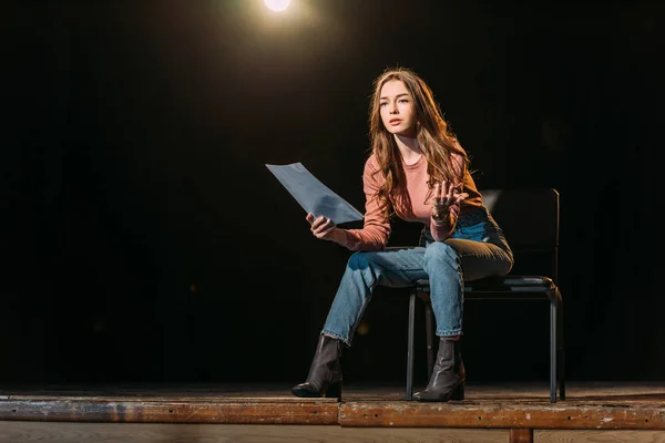 Jeune actrice séduisante avec scénario jouant un rôle sur scène dans le théâtre — Photo de stock