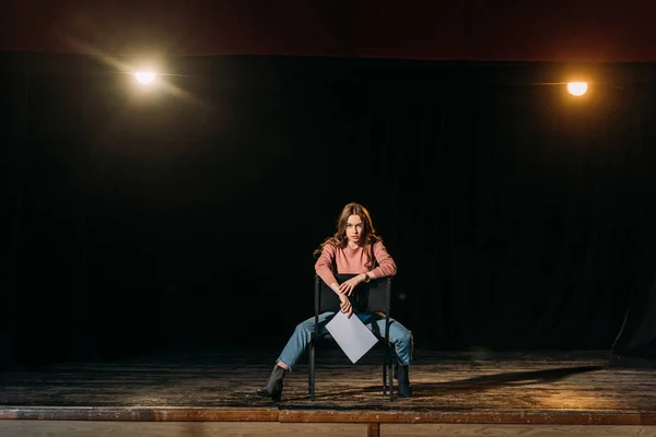 Jovem atriz atraente com cenário desempenhando papel no palco no teatro — Fotografia de Stock