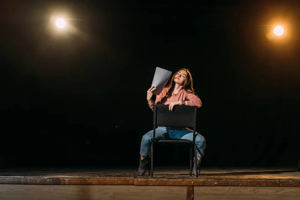 Belle actrice avec scénario jouant le rôle sur scène dans le théâtre — Photo de stock