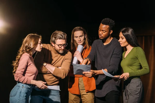 Atores multiétnicos e atrizes lendo roteiro no palco no teatro — Fotografia de Stock