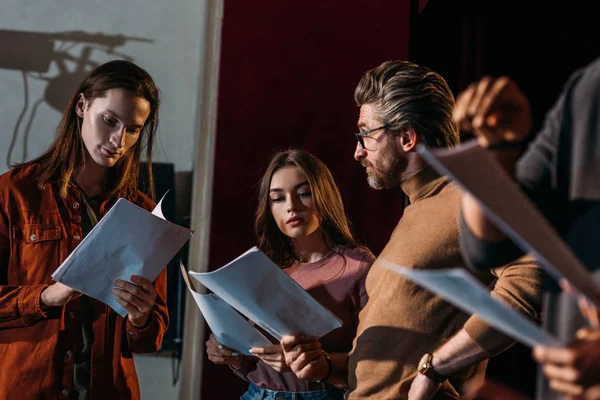 Diretor de teatro, ator e atriz ensaiando com roteiros no palco — Fotografia de Stock